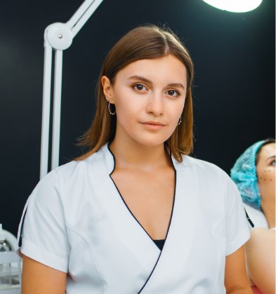 S2 TEAM cosmetician with brush sitting near female patient KYDJEE7