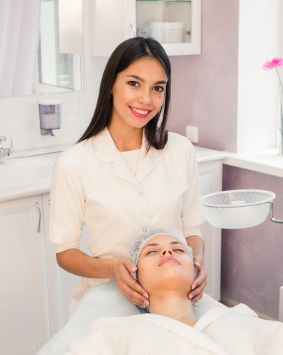 S6 woman cosmetologist to work in beauty salon PM4QDNB